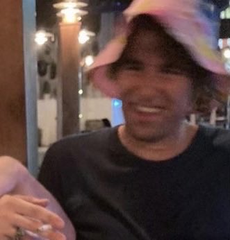 he’s literally soo endearing look at him with his cute pink bucket hat 😭