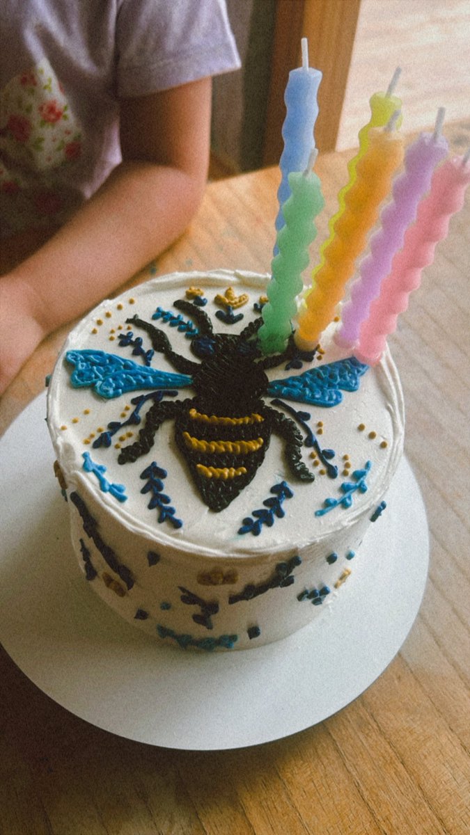 noeeailin's tweet image. Así es y ha sido ultrajada por una mini hormiga