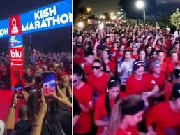 Le immagini della maratona di #Kish, con migliaia di iraniane che corrono a volto scoperto, sono un evento epocale che ha sancito definitivamente lo scollamento tra il regime e le #donne, che ormai la libertà se la prendono.

Decine e decine di milioni di donne combattive in