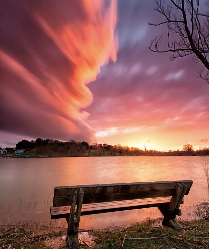 Hayat mı ??
Virgüllere bakmaz,
Noktaya takılı kalır.

#pazar