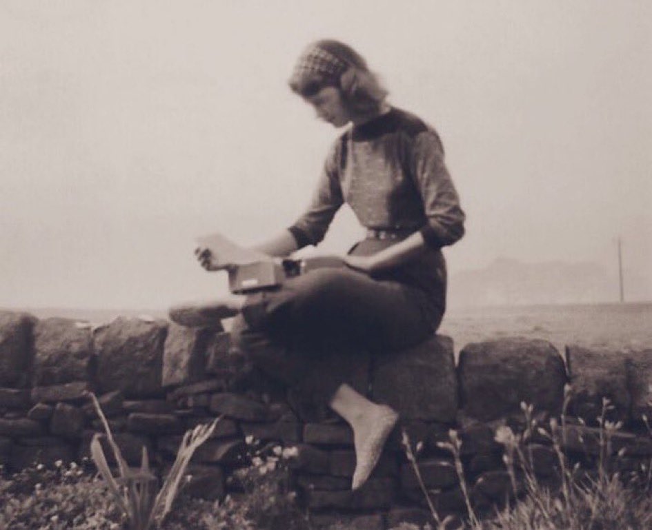 🌿La poésie ne sauve pas, la poésie ne sauve rien, mais il y a la poésie.

Sylvia Plath / Carnets intimes