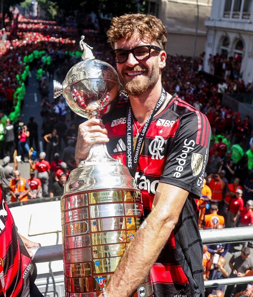 > Provocou o Flamengo na Copa do Brasil quando jogava no Athletico-PR.

> Chegou no Flamengo pra substituir o Mari, jogou mal pra caramba, sendo uma das piores contratações da gestão Landim.

> O WILLIAM ARÃO teve que ser improvisado de zagueiro porque esse cara tava horrível.

>