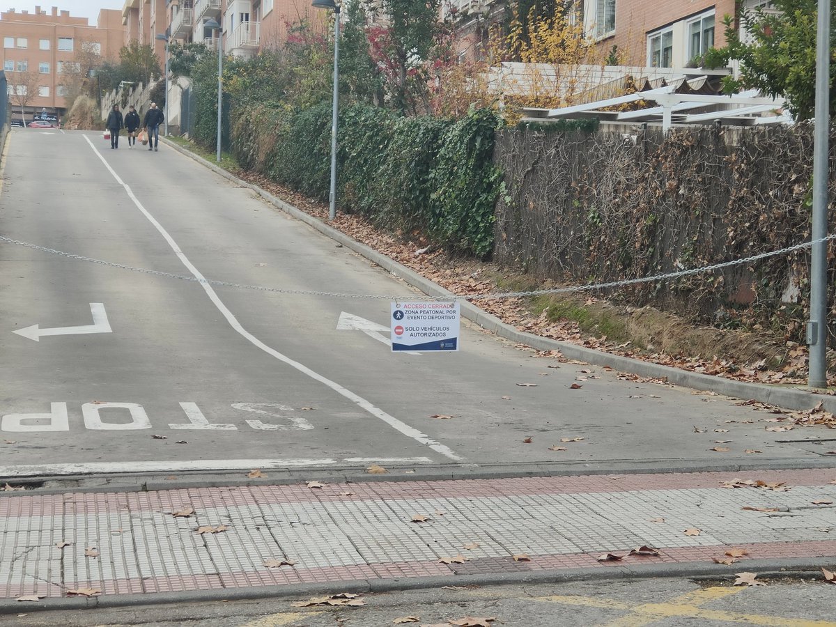 CondeRoman_ones's tweet image. @GuadalajaraAyto ¿En serio?
Cortar una calle pública con una cadena no homologada y casi invisible. Hay que tenerlos muy gordos.
Como pase una moto y no la vea, el motorista se mata.
¿Vais a hacer algo @PoliciaLocalGU / @AnaGuarinos o seguimos así?