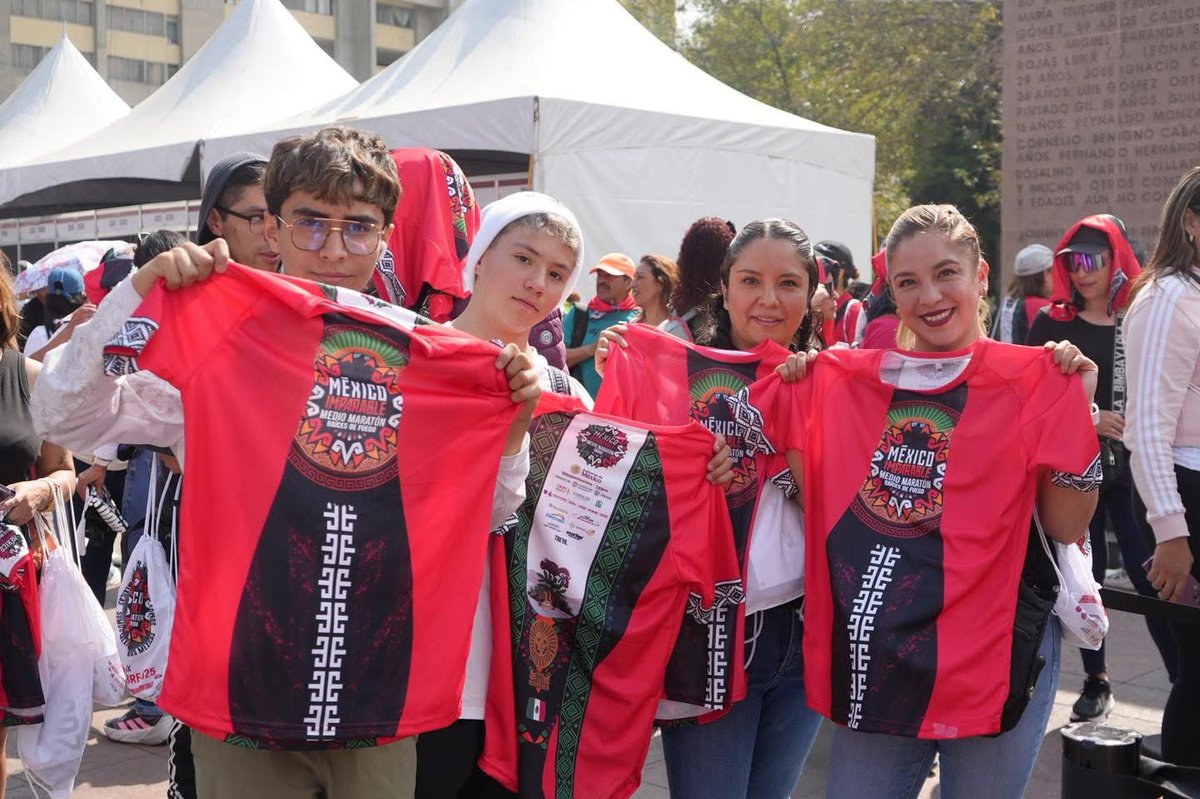 🔥 México Imparable: Raíces de Fuego nos dejó el corazón encendido.

Miles de personas se reunieron para vivir una noche que celebró nuestra identidad, nuestras tradiciones y la energía que nos une como país. Con fuerza y motivación recorrieron juntos el Centro Histórico, desde