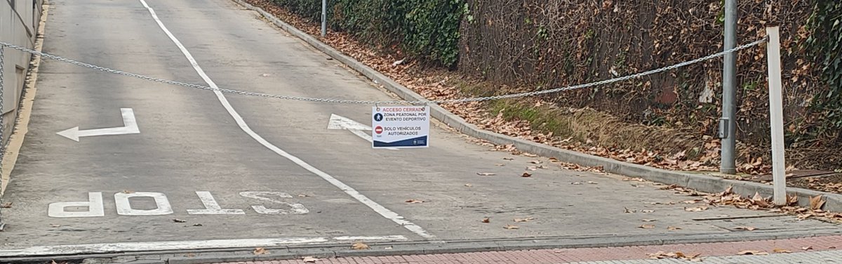 CondeRoman_ones's tweet image. @GuadalajaraAyto ¿En serio?
Cortar una calle pública con una cadena no homologada y casi invisible. Hay que tenerlos muy gordos.
Como pase una moto y no la vea, el motorista se mata.
¿Vais a hacer algo @PoliciaLocalGU / @AnaGuarinos o seguimos así?