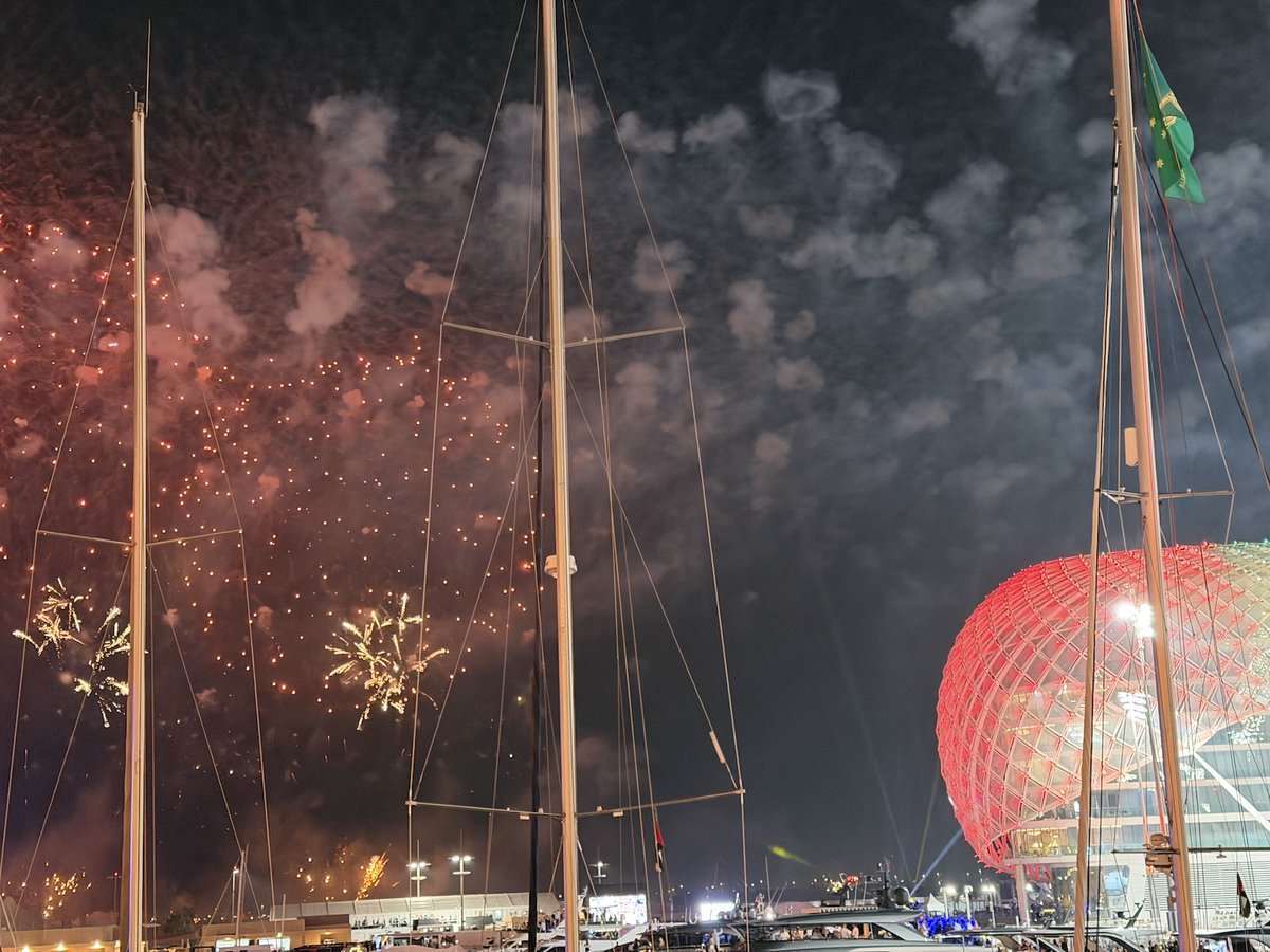 Mēs varam vētīt, spriest un strīdēties, bet jaunais čempions ir zināms un viņš to ir pelnījis! Kaut vai arī noturību un pārliecību pēdējā posmā. F1 nav viena cilvēka sports un NOR+McLaren kombinācija sezonas garumā izrādījusies par 2 punktiem labāka nekā VER+Red Bull savienība!