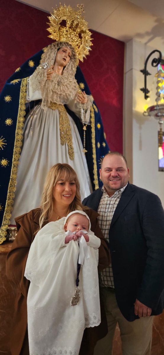 En la mañana de hoy, segundo Domingo de Adviento, nuestros hermanos <a href="/1_almudena/">almudena</a> y <a href="/rodri0087/">rodri</a>  han bautizado a su hijo Thiago.
Que nuestros Sagrados Titulares les acompañe en el camino de la vida y nuestra Madre lo proteja bajo su manto
#vivirenHermandad