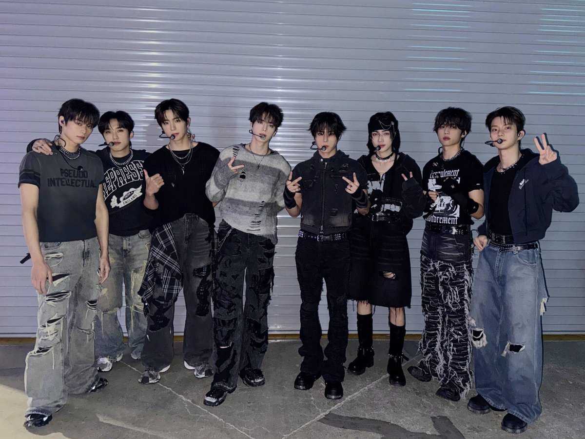 Wrapped up two days of Super Vibe Korea, and I’m still processing how great everything felt. It was really nice seeing Deobis enjoy the performances and the atmosphere. Thank you for spending these two days with us, I hope the stages were as exciting for you as they were for me!