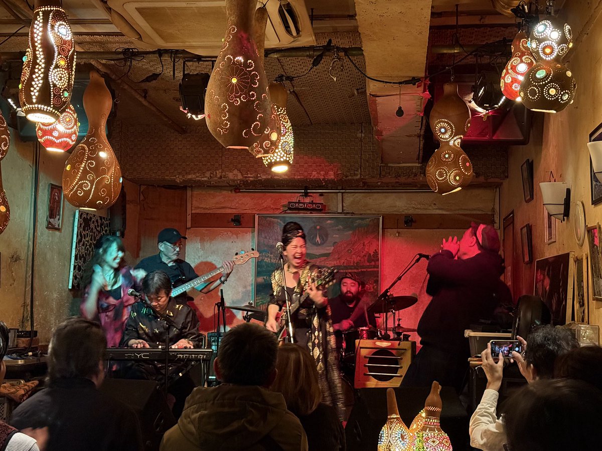 初めて「Soul Punch」のライブに参加してきました❗️
ファンキーでパワフル、めちゃくちゃアツいステージで最高に楽しかった〜🥁
アンコールでは衣美さん <a href="/zukuemi/">衣美EMILANDex.zukunasi</a> とコラボもさせていただき、これまた激アツなセッションに…🔥🔥🔥
来てくれた皆さん、本当にありがとうございました😄