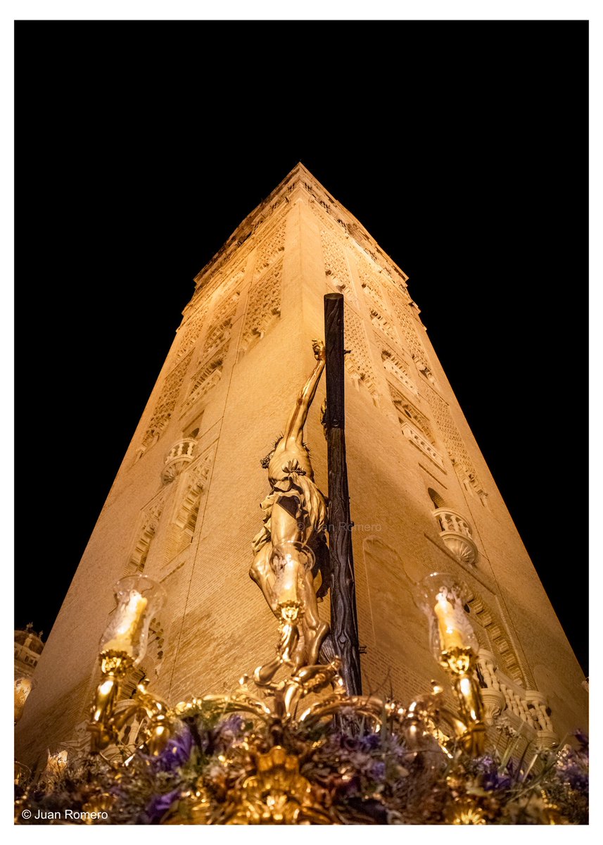 jrompri's tweet image. Hoy se cumple un año de este momento: la geometría de la Cruz y la del triunfo de la fe, en conjunción. ¡Viva El Cachorro!