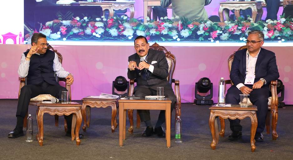 AIRNewsHindi's tweet photo. सिर्फ़ फंडिंग ही नहीं, बल्कि मेंटरशिप भी भारत के स्टार्टअप्स की अगली पीढ़ी को आकार देगी।
आइडिया से मार्केट तक: स्टार्टअप्स को फंडिंग और इंडस्ट्री से जोड़ने वाले सरकारी प्लेटफॉर्म।
- केंद्रीय मंत्री @DrJitendraSingh, #IISF पैनल डिस्कशन के दौरान बोलते हुए https://t.co/W849Bm9Lyv