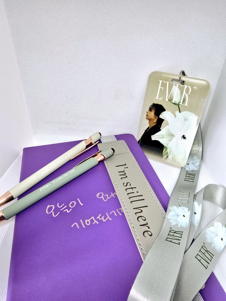 2025 손동운 LIVE CONCERT
EVER+ 나눔공지💡🌹
💙날짜 : 12.14 막공 
💛물품: 펜홀더(40), 펜(20), 카드홀더+랜야드(10)
💚시간 및 장소: 당일 공지
💜조건 : 라이트+RT(일회성 팔로우 사양🙅‍♀️)
막공밖에 못가서 아쉽지만 나눔을 생략하지 못한 者..  
#손동운 #나눔 #HIGHLIGHT