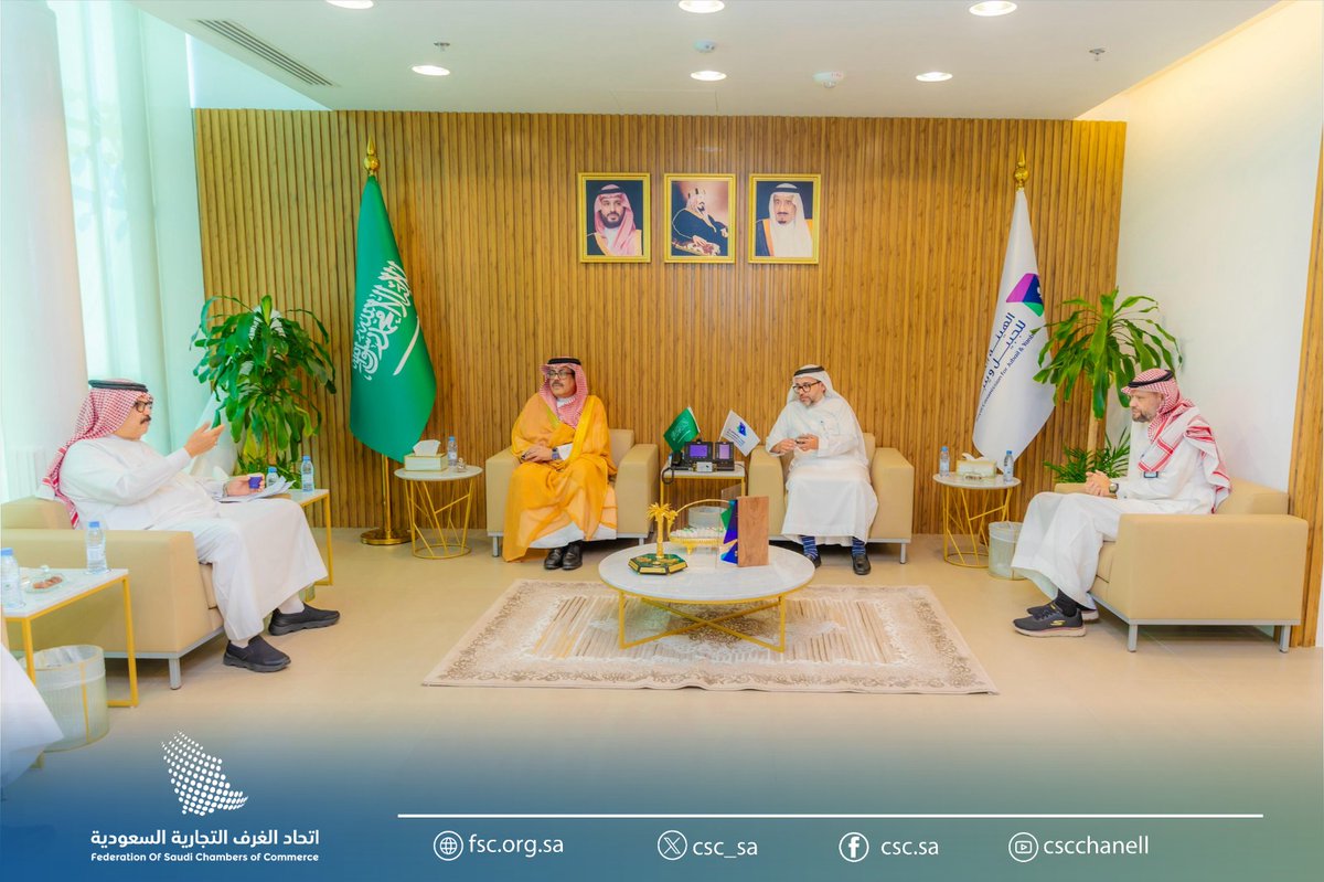 اللجنة الوطنية للفنون الشعبية والحرف اليدوية برئاسة أ. إبراهيم الجهني 
تلتقي الرئيس التنفيذي للهيئة الملكية بينبع م. عبدالهادي  الجهني
 اللقاء بحث أوجه التعاون تمهيداً لتوقيع شراكة استراتيجية
 كما استعرض دور اللجنة وأهدافها ومبادراتها المختلفة
#اتحاد_الغرف_السعودية