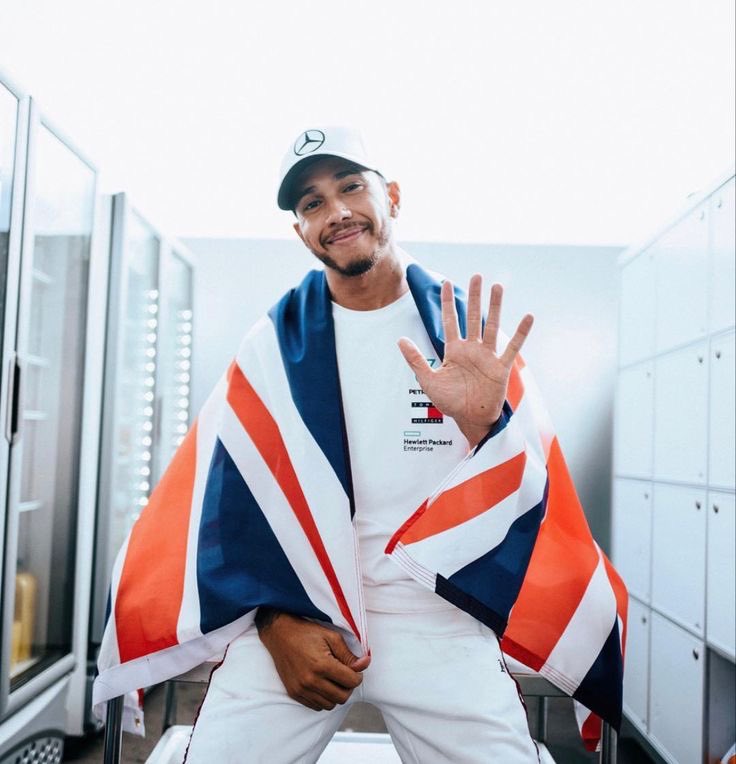 haminterval's tweet image. Profil fotoğrafı yapmak isteyen takipçilerimiz için Lewis Hamilton’ın 5. şampiyonluğuna özel en güzel kareleri sizler için derledik.😚