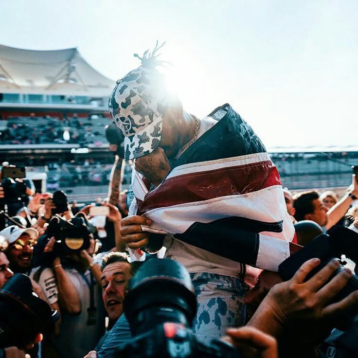 haminterval's tweet image. Profil fotoğrafı yapmak isteyen takipçilerimiz için Lewis Hamilton’ın 5. şampiyonluğuna özel en güzel kareleri sizler için derledik.😚