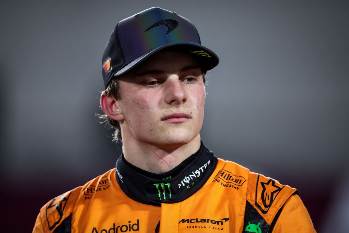 Aadozo's tweet photo. I genuinely feel sorry for Oscar Piastri. This moment would've been his if McLaren and Zak Brown hadn't fucked him up with their unjust rules. #AbuDhabiGP https://t.co/2czqk5vAUW