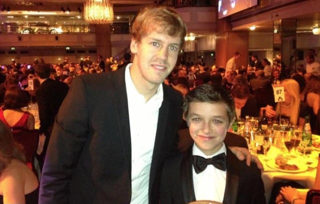 Tre anni fa Vettel si ritirava e ci diceva di non fermarsi a lui. Che un altro sarebbe arrivato.
Io non lo volevo ascoltare.
Non volevo credergli. Per me era tutto finito.
Ed invece, tre anni dopo, sono qui a piangere per Lando.
Siamo campioni del mondo ragazzo mio.
Campioni. ♥️