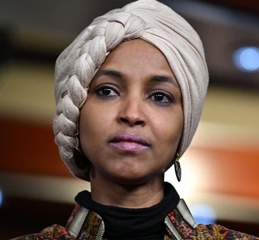 🇺🇸🚨 | ESCÁNDALO: La activista de extrema izquierda Somali, y actual Congresista de EEUU, Ilhan Omar, fué descubierta con un patrimonio de mas de $30 MILLONES, cuando en el 2021 solo declaró tener $65 mil. Aquí y en el mundo los zurdos son unos parásitos saqueadores.