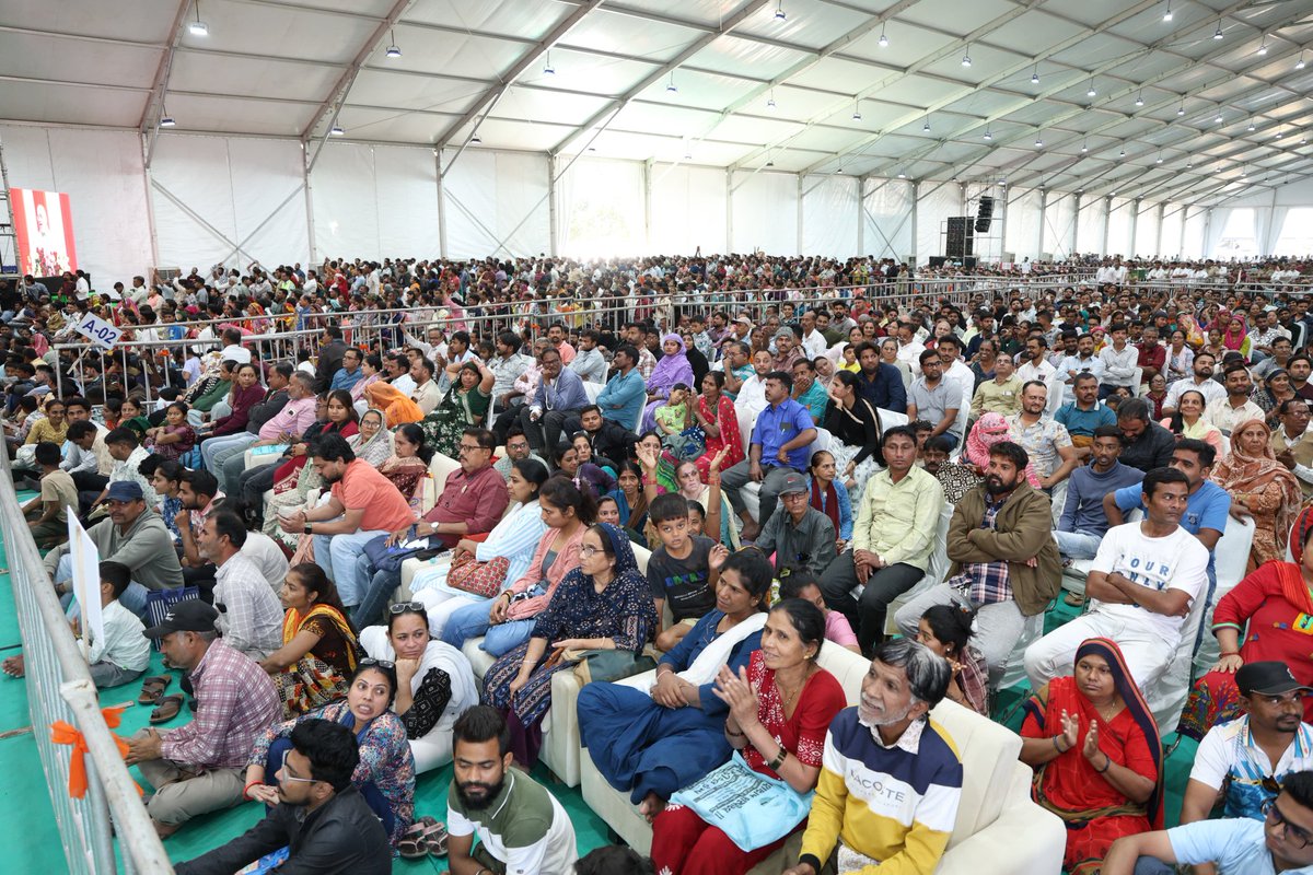 CMOGuj's tweet photo. મુખ્યમંત્રીશ્રીએ આ અવસરે સશસ્ત્ર સેના ધ્વજ દિવસ નિમિત્તે ભારતીય સેનાના વીર જવાનોની તપસ્યા, ત્યાગ અને બલિદાનને વંદન કરતા જણાવ્યું હતું કે, માનનીય વડાપ્રધાન શ્રી નરેન્દ્રભાઇ મોદી અને માનનીય કેન્દ્રીય ગૃહ-સહકાર શ્રી અમિતભાઈ શાહે સૈનિક કલ્યાણના અનેક કામોથી જવાનોનું ગૌરવ કર્યું છે તેમજ દેશની સરહદની સાથે આંતરિક સુરક્ષા અને સલામતીને વધુ સુદ્રઢ બનાવી છે. તેમણે વિકાસના રોલ મોડેલ બનેલ ગુજરાત માનનીય વડાપ્રધાનશ્રી અને માનનીય કેન્દ્રીય ગૃહ-સહકારશ્રીના નેતૃત્વમાં ગુજરાત વિકાસના નવા આયામો સતત સર કરી રહ્યું હોવાનું જણાવ્યું હતું. તેમણે અમદાવાદને 'કોમનવેલ્થ ગેમ્સ 2030'ની યજમાની મળવા બદલ ગૌરવની લાગણી વ્યક્ત કરવાની સાથોસાથ અમદાવાદને વિશ્વનું સ્પોર્ટ્સ કેપિટલ બનાવવાનો નિર્ધાર વ્યક્ત કર્યો હતો.