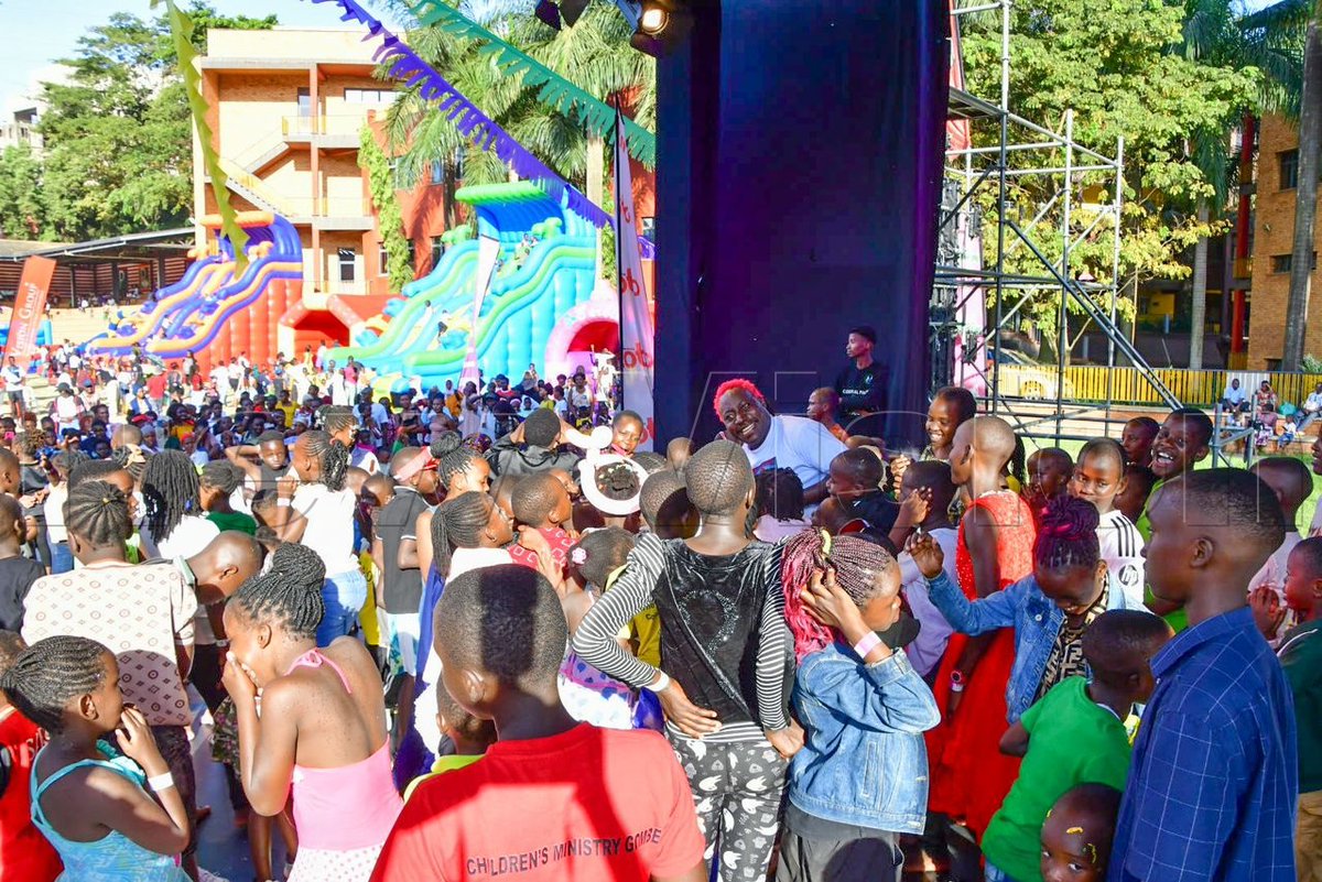 newvisionwire's tweet image. 🎤 Daxx Kartel lighting up the Toto Christmas Festival!

Kids danced, sang, and had a blast as Daxx Kartel brought energy and fun to the stage! 🎶

@RupareliaGroup | @sumz_snacks_ | @Toyota_UG | @PepsiUganda | @Indomie_Ug

#TotoChristmasFestival #KidsFun #LiveEntertainment