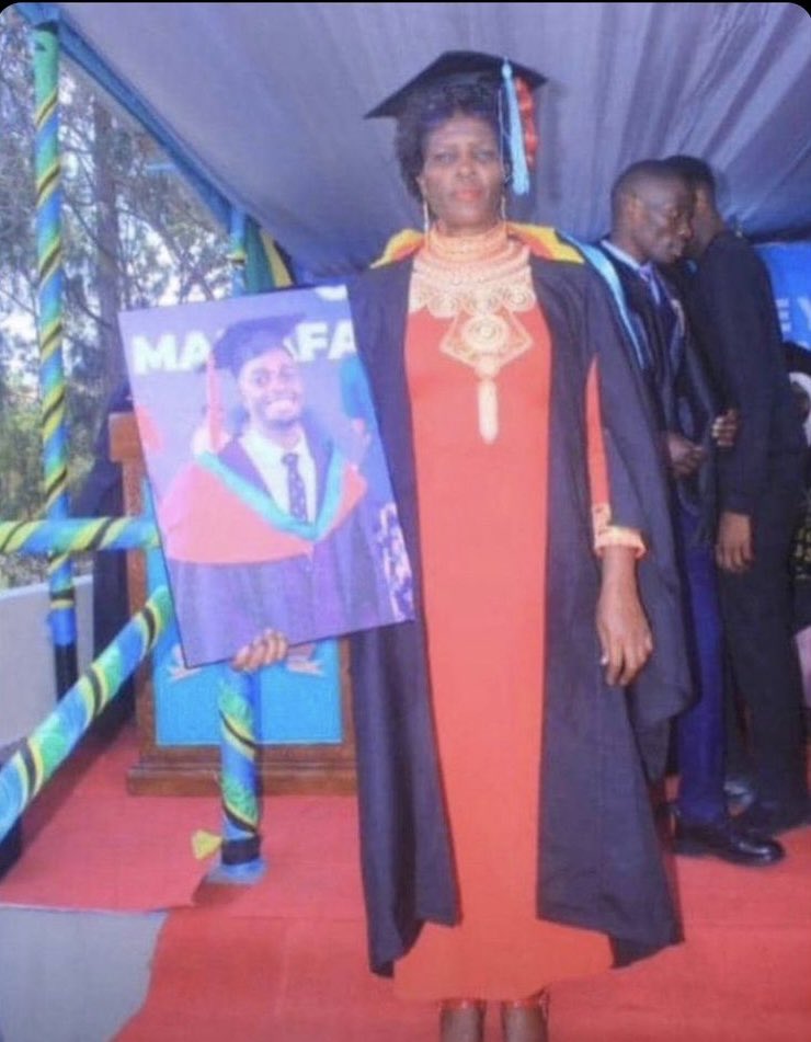 Wakazi's tweet photo. MWAMBIENI HUYU MAMA NIMEJITOLEA KUWA MWANAE!

Pichani ni MAMA ambae MWANAE alikuwa anahitimu CHUO KIKUU, na akauwawa kwa silaha za kivita za Vyombo vya Usalama akiwa anaelekea nyumbani. Mama mtu akapata Ujasiri wa kwenda kwenye GRADUATION akiwa amevaa Joho lake na kubeba picha ya mwanae. 
Pengine amemsomesha kwa tabu sana, na ndio alikuwa tumaini lake au Familia yao kiujumla. Au pengine sio hivyo (maana simjui personally) labda ni mtoto wa mwisho na wazazi wake wana uwezo.. ila COMMON SENSE, EDUCATED GUESS, INSTINCTS na INTUITION vyote vinaniambia, GRADUATION YA HUYO MDOGO WETU MEANT EVERYTHING TO MAMA YAKE!!

Hakuna Maandamano makubwa kushinda hiki alichofanya huyu mama, kumuonyesha huyo anayejiitaga “Mama” what IT MEANS KUWA MAMA, kumkumbusha kuwa AMEUA FUTURE YA TAIFAna sio wahalifu kama wanavyojiambia, na kuwa WE ARE STRONGER THAN THEIR IMAGINATION! Kiufupi, ame sum-up kila kitu.. bila kuongea neno hata moja!!

Anayemjua huyu mama, anitafutie Mawasiliano yake, na amfikishie ujumbe kuwa mimi WEBIRO WAKAZI WASSIRA, nimejitolea kuwa MWANAE, na akikwama kwa chochote nitamsaidia kadri ya uwezo niliojaaliwa. Ila pia sitoacha kupaza SAUTI mpaka nafikwa na MAUTI kuhakikisha mwanae (Mdogo Wangu) na wengine wote waliouwawa kikatili na majeshi wa Samia, WANAPATA HAKI YAO.

Poleni sana Wafiwa wote, ila tuendelee na mapambano for now!

Na niwaambie tu kuwa Maandamano mengine ni kama haya ya digital and physical spaces ambazo ni SYMBOLIC yet HEARTFELT while others are on the FRONTLINE. CCM & SAMIA MUST GO! Serikali Haramu HATUITAKI na HATUITAMBUI

The Leader