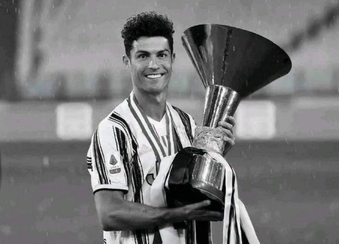 تحسبها صوره تاريخيه من عهد بيليه ومارادونا ؟

لا لا هذي اخر بطولة رسميه حققها رونالدو