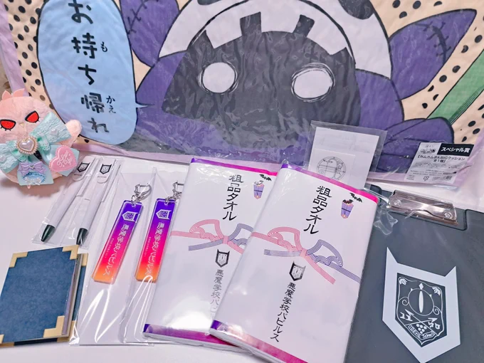あとこれは受け付けのお姉さんをびびらせた10連くじの結果です。お姉さんずっと「10連……10連で揃うんだ……10連でスペシャルまで揃った方初めて見ました……10連……」って言ってて面白かった……ヤッタゼ……!!✌️ 