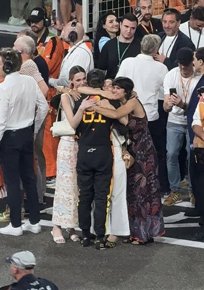 laurogeitabat's tweet image. OSCAR'S GROUP HUG WITH HIS MUM AND SISTERS 🥺😭

(first seen via @2025wcc)