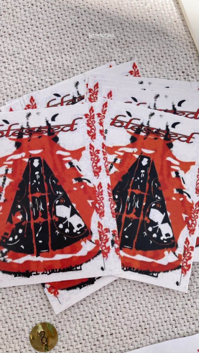 https_raimoraes's tweet image. Ontem eu estava em frente à igreja de Santa Rita vendendo meus adesivos de santa corrompida e minhas calcinhas estampadas manualmente com flores e rosário. Obg a todo mundo que parou na nossa barraca, adorei a experiência irl.🌹💌📿