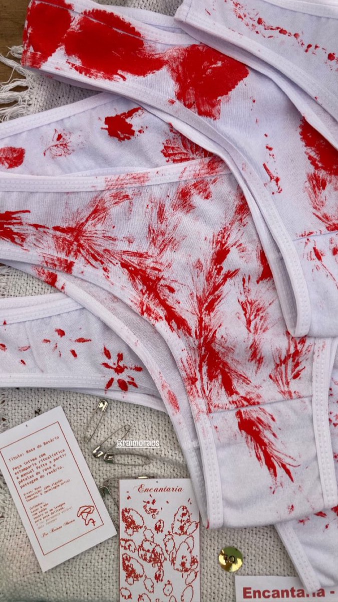 https_raimoraes's tweet image. Ontem eu estava em frente à igreja de Santa Rita vendendo meus adesivos de santa corrompida e minhas calcinhas estampadas manualmente com flores e rosário. Obg a todo mundo que parou na nossa barraca, adorei a experiência irl.🌹💌📿