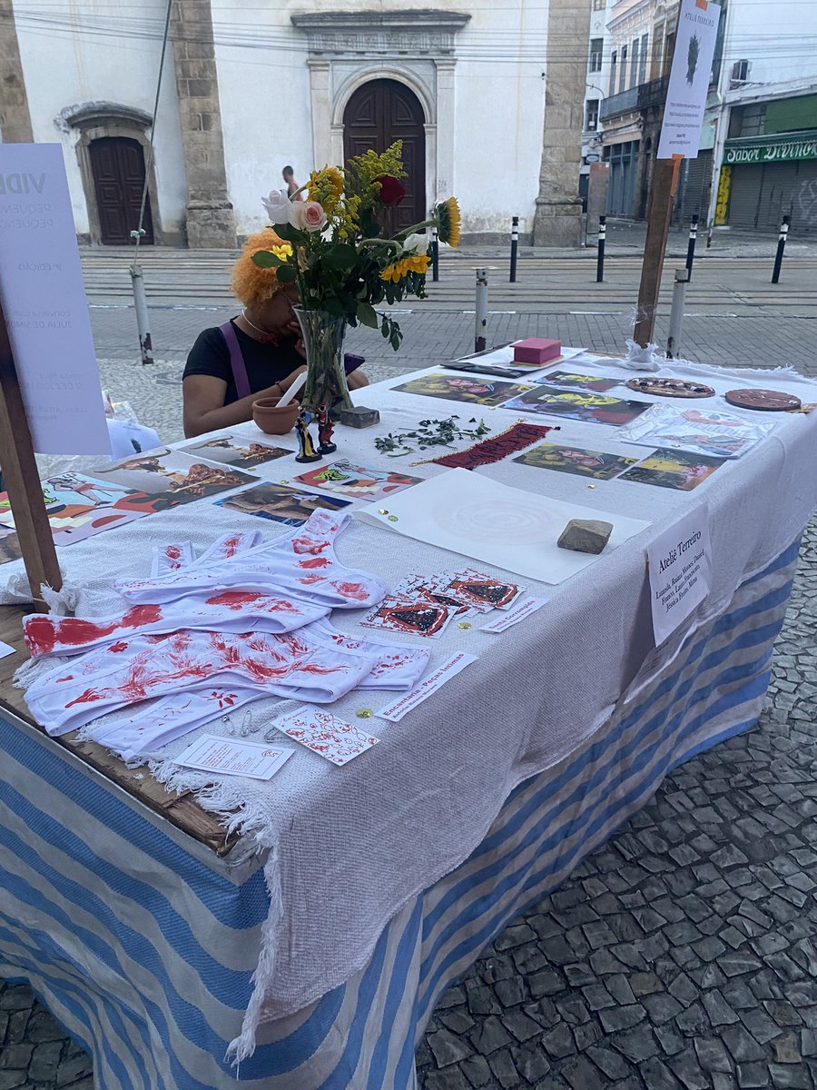 https_raimoraes's tweet image. Ontem eu estava em frente à igreja de Santa Rita vendendo meus adesivos de santa corrompida e minhas calcinhas estampadas manualmente com flores e rosário. Obg a todo mundo que parou na nossa barraca, adorei a experiência irl.🌹💌📿