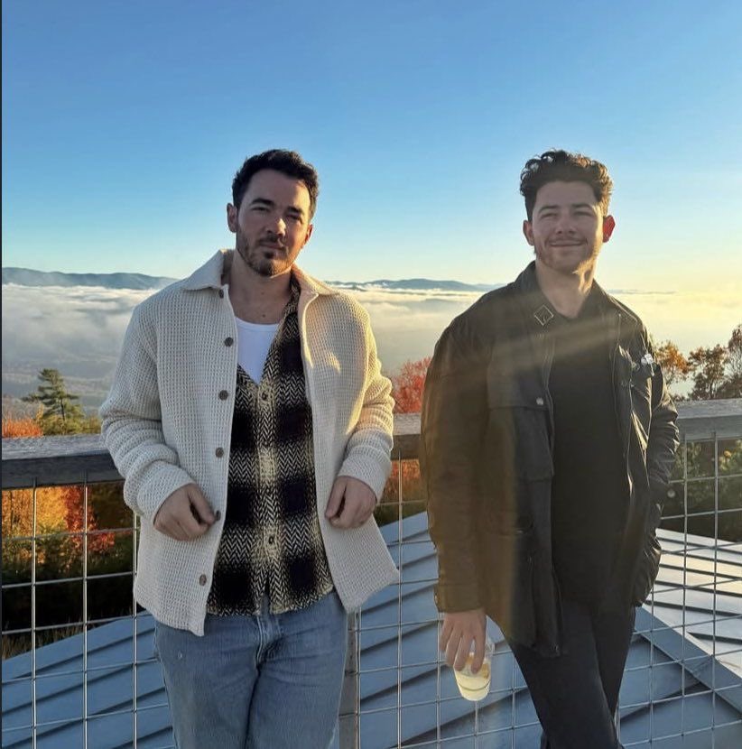 infokevinjonas's tweet photo. "É insano! Ele fala que não se lembra e alguém fala no nosso retorno, acho que foi o Mike Wooten, nosso tecladista, ele disse que achava quer era assim, e tocou uma melodia, nenhuma palavra e o Nick instantaneamente consegue tocar e cantar."

— Kevin Jonas sobre a memória musical de Nick, em entrevista recente para o podcast Zach Sang Show.