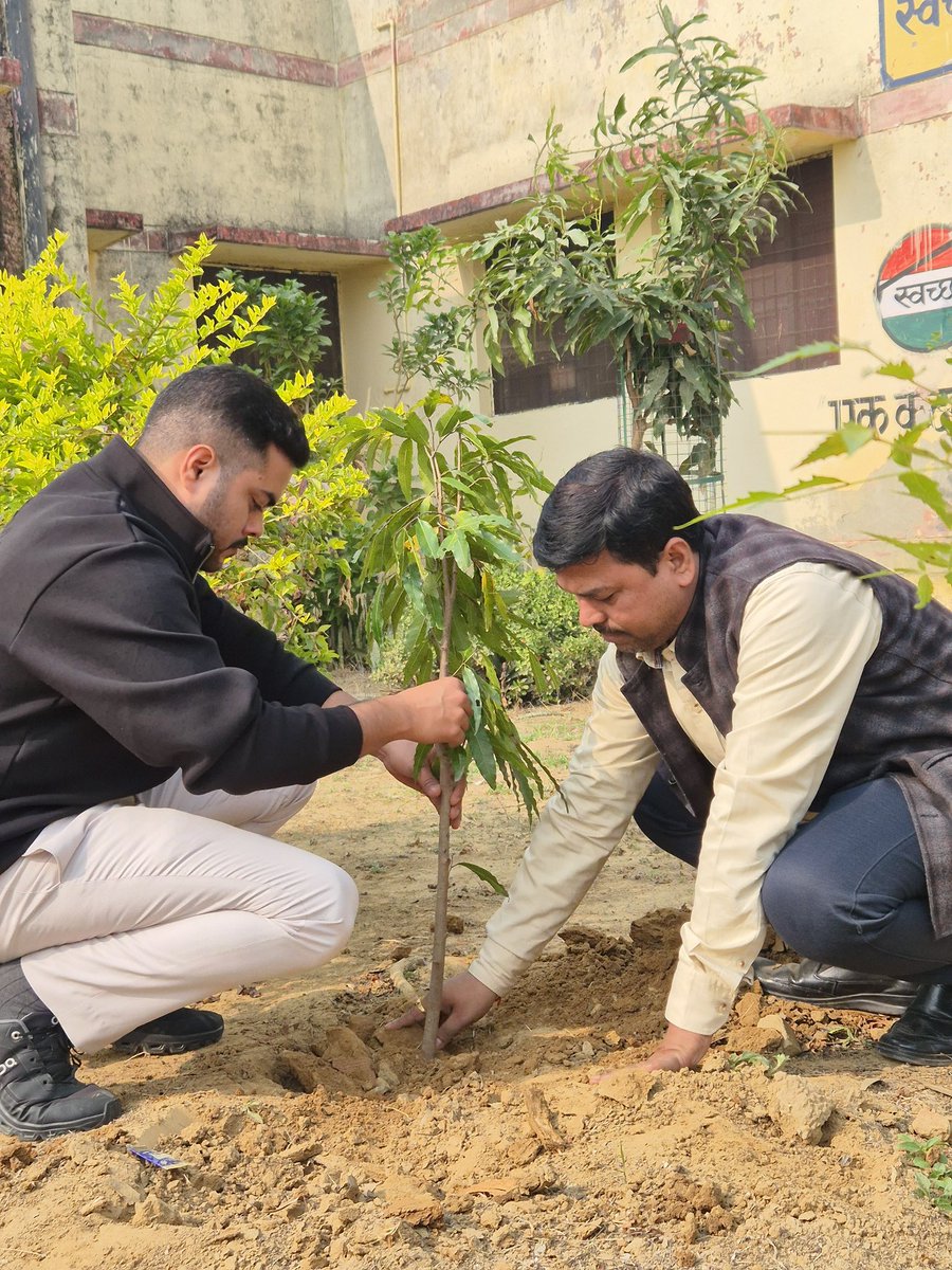 ____Himansh's tweet photo. #हर_रविवार_पौधरोपण के क्रम में 247वें रविवार को प्राथमिक स्वास्थ्य केंद्र मझौलीराज में 2 अशोक ,2 नीम के पौधे रोपित किए गए .. ख़ुशी हुई देख कर कि वहाँ पूर्व के लगे अपने सभी पौधे सुरक्षित हैं ❤️

#green_deoria @divyamittal_IAS @DrVNMishraa https://t.co/UtRE8bo34D