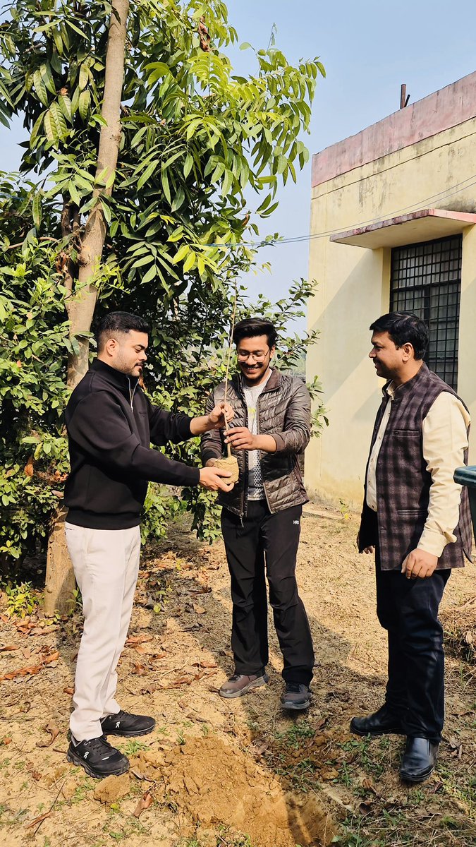 #हर_रविवार_पौधरोपण के क्रम में 247वें रविवार को प्राथमिक स्वास्थ्य केंद्र मझौलीराज में 2 अशोक ,2 नीम के पौधे रोपित किए गए .. ख़ुशी हुई देख कर कि वहाँ पूर्व के लगे अपने सभी पौधे सुरक्षित हैं ❤️

#green_deoria <a href="/divyamittal_IAS/">Divya Mittal</a> <a href="/DrVNMishraa/">Vijaya Nath Mishra O+</a>