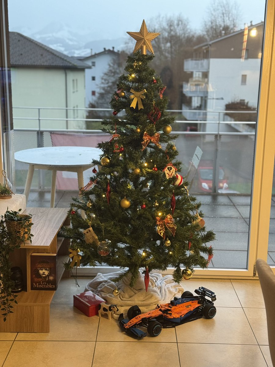 ThomChamp's tweet image. 🎄🎁
(On avait pas de petit train a mettre en dessous alors j’ai proposé de mettre la f1)