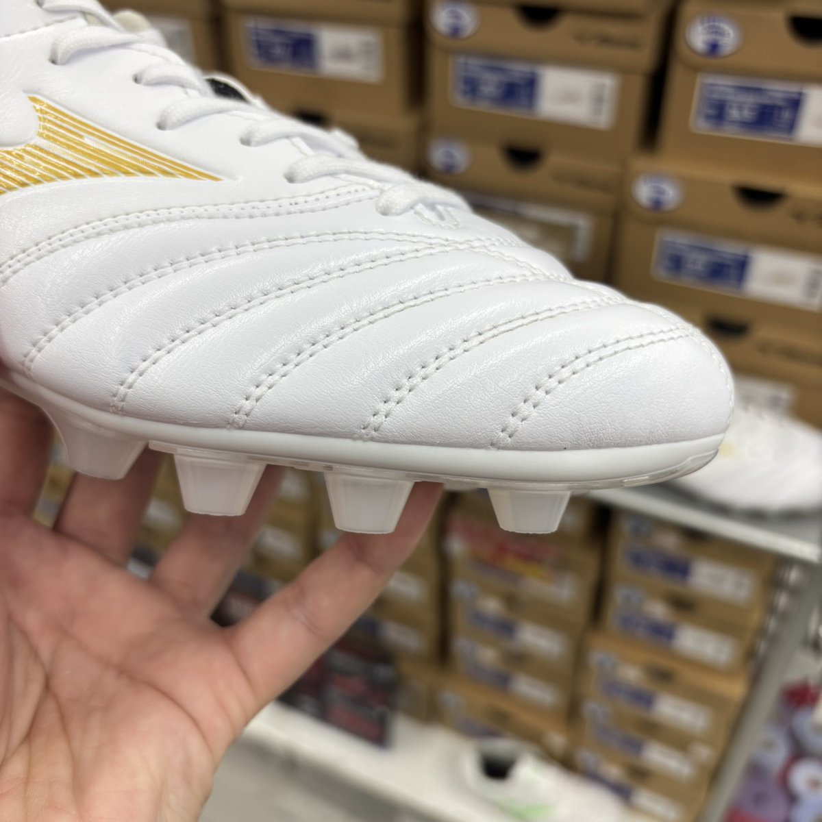 KKishispo's tweet photo. 【ちゃっかり完全NEW✨】
新発売のモナルシーダNEOⅢ WIDE PRO
アッパー素材/ソールが新たに仕様変更
https://t.co/nM4tFVDpFy
✅天然皮革→マイクロファイバー
✅WIDE ELITE同様の軽量×高耐久ソール
#kemari87 #kishispo
#mizunofootball #brightgold https://t.co/91TLrUAOtw
