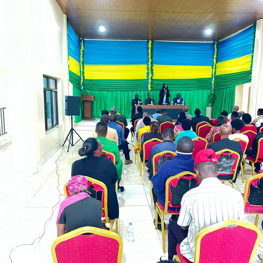 RwandaParliamnt's tweet photo. Ku munsi wa kabiri w'Ingendo z'Abadepite mu Mujyi wa Kigali, habaye ibiganiro n'abaturage, aho Abadepite bumva ibyifuzo n'ibitekerezo byabo ku iterambere ry'igihugu. 
Ibiganiro byagarutse ku ngingo zirimo:
➡️Kugira isuku aho batuye, aho bakorera ibikorwa birimo ubucuruzi.
➡️Gutura neza ahabugenewe, birinda kujya ahashyira ubuzima bwabo mu kaga
➡️Kwirinda amakimbirane.
#DepiteMuBaturage
