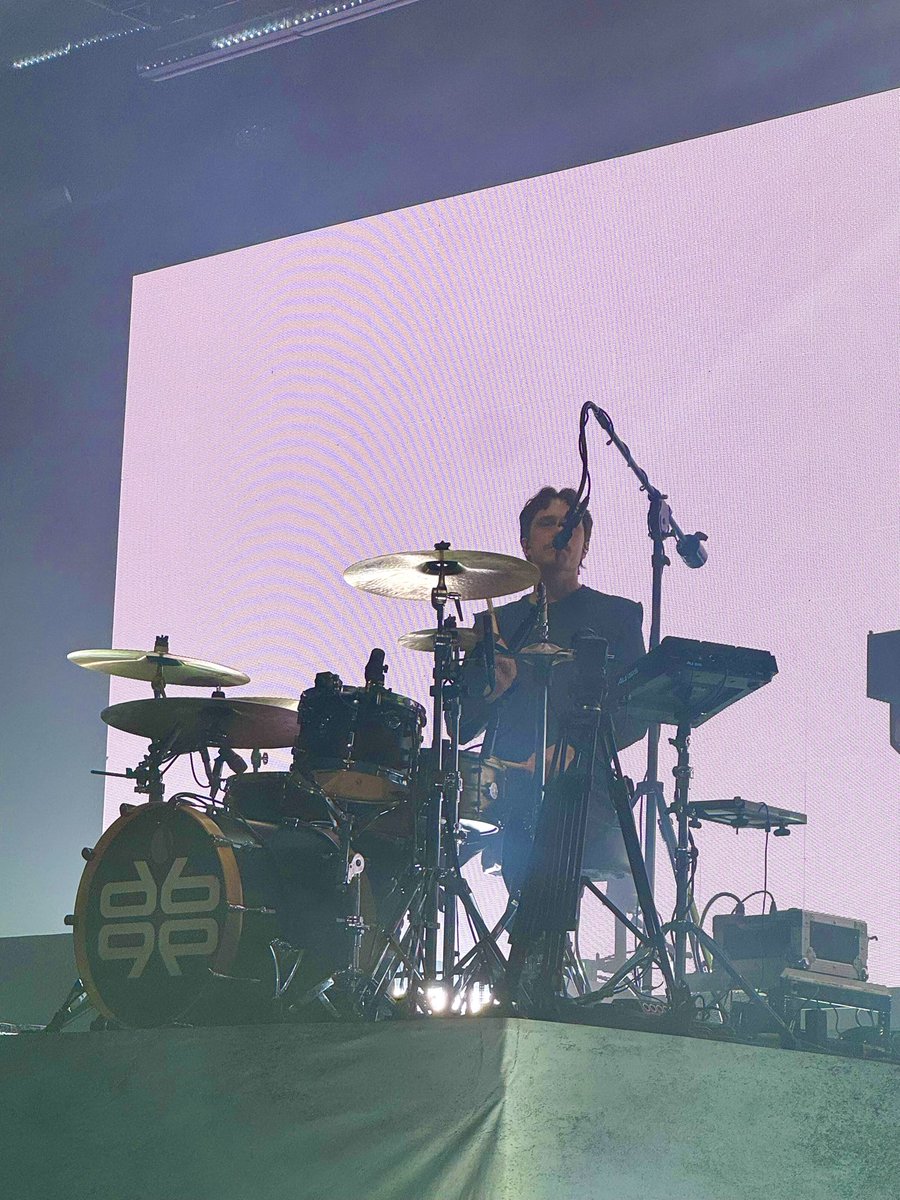 we love gigs where you don’t have to queue for a good spot!!  

don broco was amazing ❤️ hopefully see you soon across the pond ;)