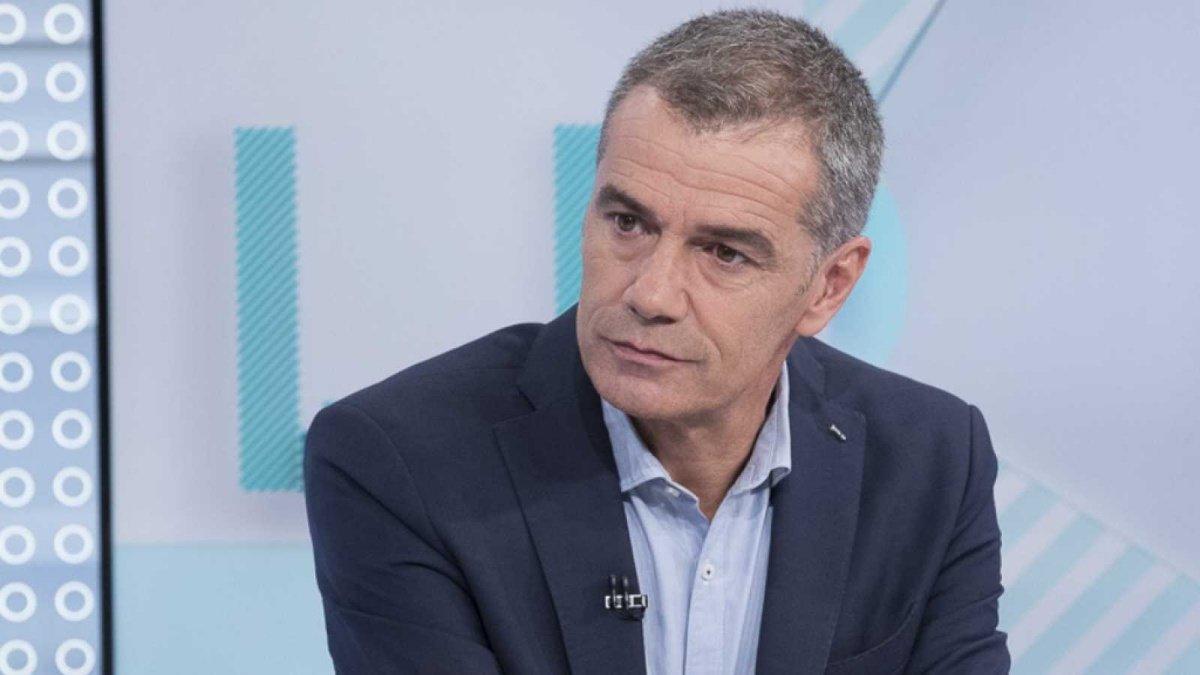 Fracaso absoluto del programa de Toni Cantó en la televisión autonómica valenciana À Punt. Tuvo 2,4% de share y 19.000 espectadores de media con tramos en 0% técnico de audiencia. Anteriormente fichó por 7NN del ultraderechista Marcos de Quinto y la TV cerró por bajas audiencias.