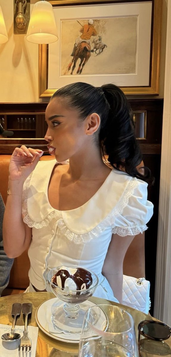 CelebStinky's tweet photo. Everything about Cindy is perfect, even her ears it’s insane how godly this woman is. https://t.co/WpBpCT9KdD