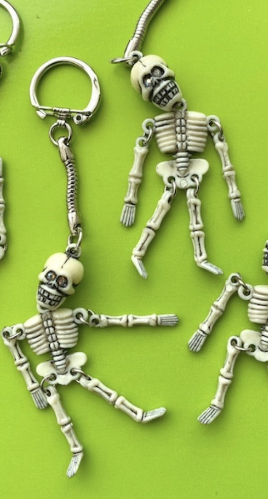 ちょうど骸骨キーホルダー欲しくて✨️ ヤバイでしょ✨️ もっと回せば