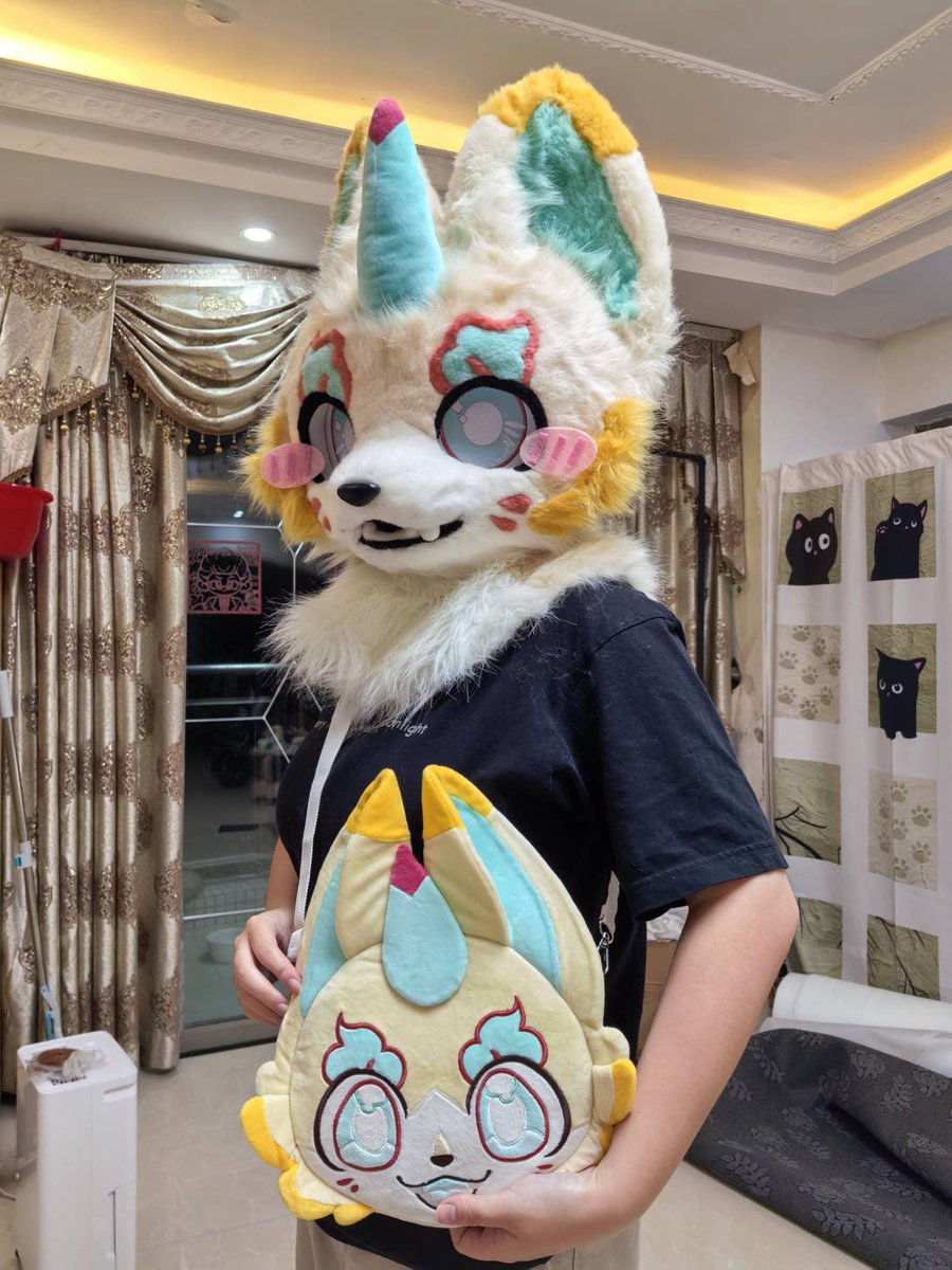 (ง˃̀ꄃ˂́)۶
#fursuit #furry