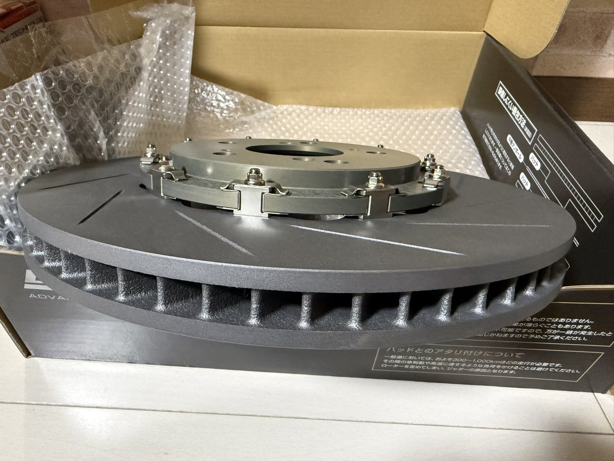 a50258834's tweet photo. FK8のローター交換🛠️
純正より片側-1.1kg
純正11.1kg→約10kg
バネ下重量500mlコーラ2本分軽量化
左右で計4本分
バネ下1kg =バネ上4～10kg分の効果
ローター温度、キャリパー温度も大幅にダウン
DIXCELの2ピースは逆回転が正規らしい🫡 https://t.co/etu20KhZRt