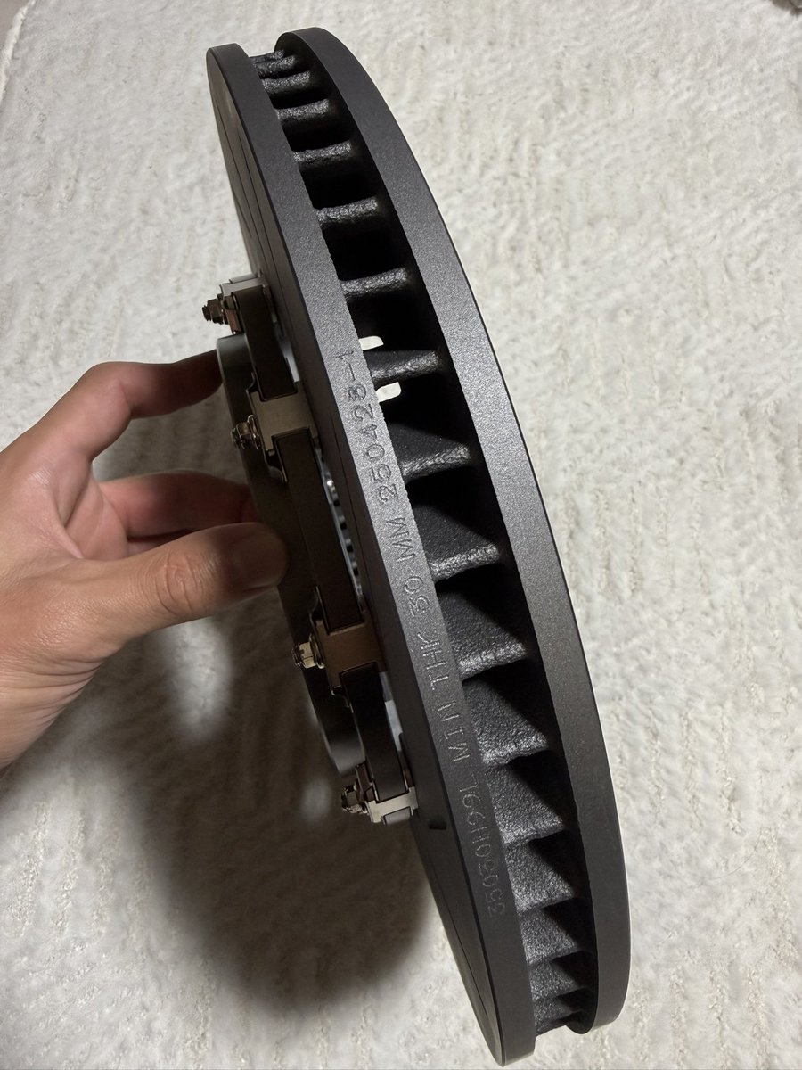 a50258834's tweet photo. FK8のローター交換🛠️
純正より片側-1.1kg
純正11.1kg→約10kg
バネ下重量500mlコーラ2本分軽量化
左右で計4本分
バネ下1kg =バネ上4～10kg分の効果
ローター温度、キャリパー温度も大幅にダウン
DIXCELの2ピースは逆回転が正規らしい🫡 https://t.co/etu20KhZRt