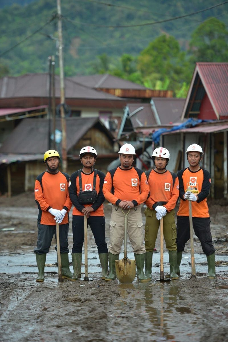 Bukan Power Rangers tapi Relawan PKS. Mereka berlima yang pasang instalasi pipa sejauh 500 meter penyaluran air bersih warga di Malalak ❤️