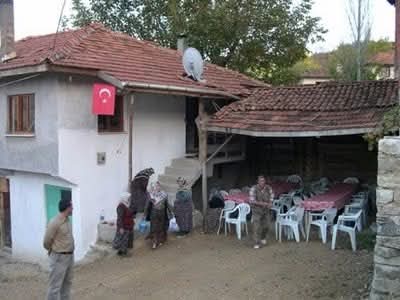 2013 Yılında Sözde Barış Zarar Görmesin Diye Zonguldak'ta Türk Bayrağı Açan Gençler Gözaltına Alınmadı mı?  Didim'in Akbük Beldesinde Düğün Yapmak İsteyen Vatandaşa Türk Bayrağı Asılamaz Diye Yasak Koymadılar mı? #Unutmayacağız
#OnurŞenerYalnızDeğildir 
#polissorunlarımeclise