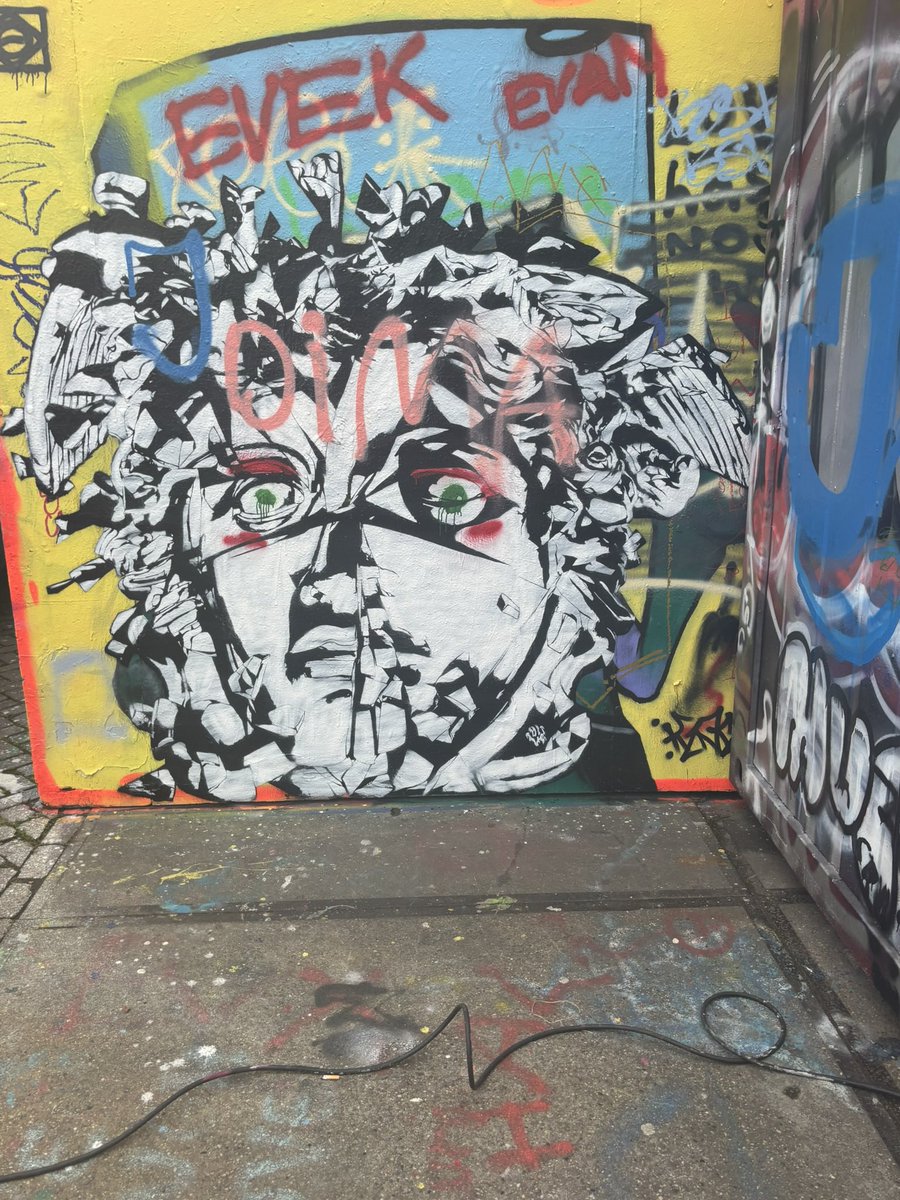 vandaag ben ik weer jarig
maar toch geef ik geen feest
dat lijkt me wat voorbarig
want eens geef ik de geest

wellicht is dat al morgen
maar misschien ook wel wat later
toch wil ik ervoor zorgen
niet te sterven met een kater
 #spelenmettaal