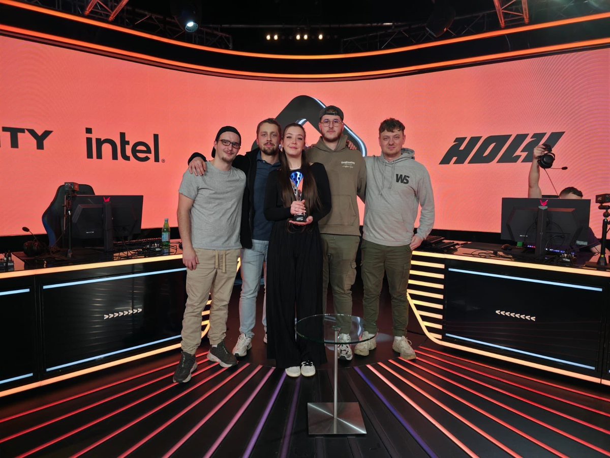 Minaleyy tweet media