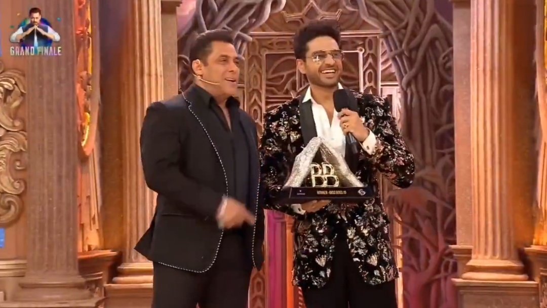 CallmePooji's tweet photo. What makes me even more happy is the fact that even Salman Khan was happy seeing #GauravKhanna win,that's like the cherry on top moment 😍❤️

What a day ha #KhannaKaKhaandaan for us , what a day for GK fandom 😍✨

#bb19 #BiggBoss19 https://t.co/x1SsGMBgl4