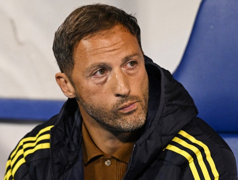 Tedesco mevzusu ile ilgili son kez bir şeyler yazacağım. 

Kendisinin 1 tek futbolcu bile transfer yapmadığı bir takıma, tamamen yabancısı olduğu bir ülkeye ilk defa gelmiş. Geldiğinde Mourinho gibi bir dünya markası kovulmuş, kendisini getiren başkan seçimi kaybedip gitmiş,